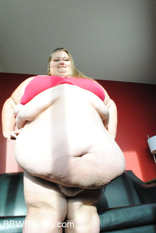 a-frank-admirer:Let the sun shine on Annabelle’s mammoth and prodigious belly as it continues to sag