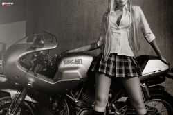 bikes-n-girls:  Biker girl http://bikes-n-girls.tumblr.com/