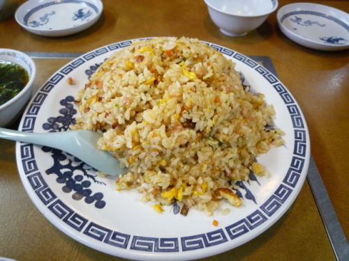 中華料理屋「これが500円の炒飯だョ。たくさん食べてネ～」
