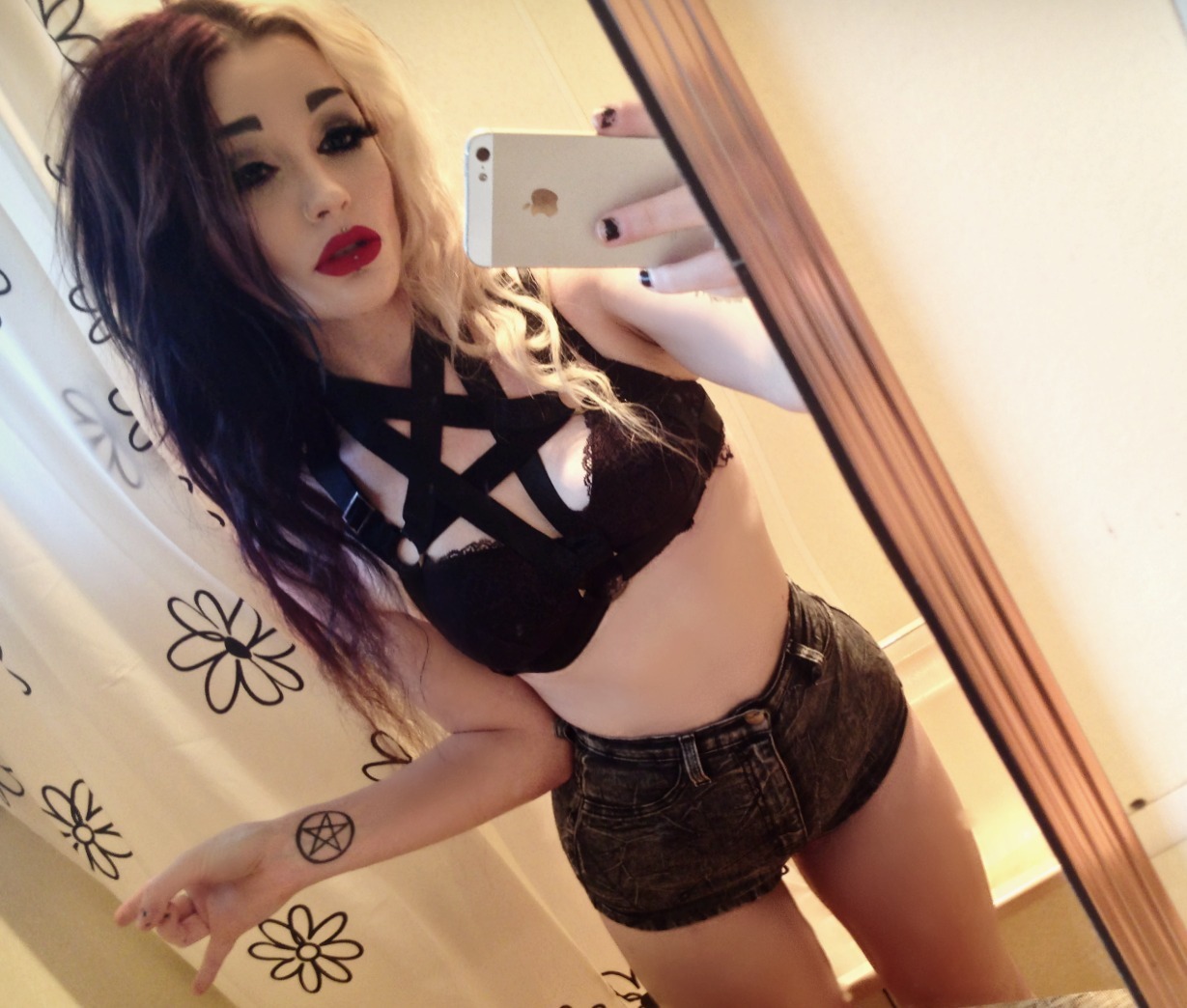 vmpolung:  victoriashaunting:  Today im wearing Teale Coco’s pentagram harness