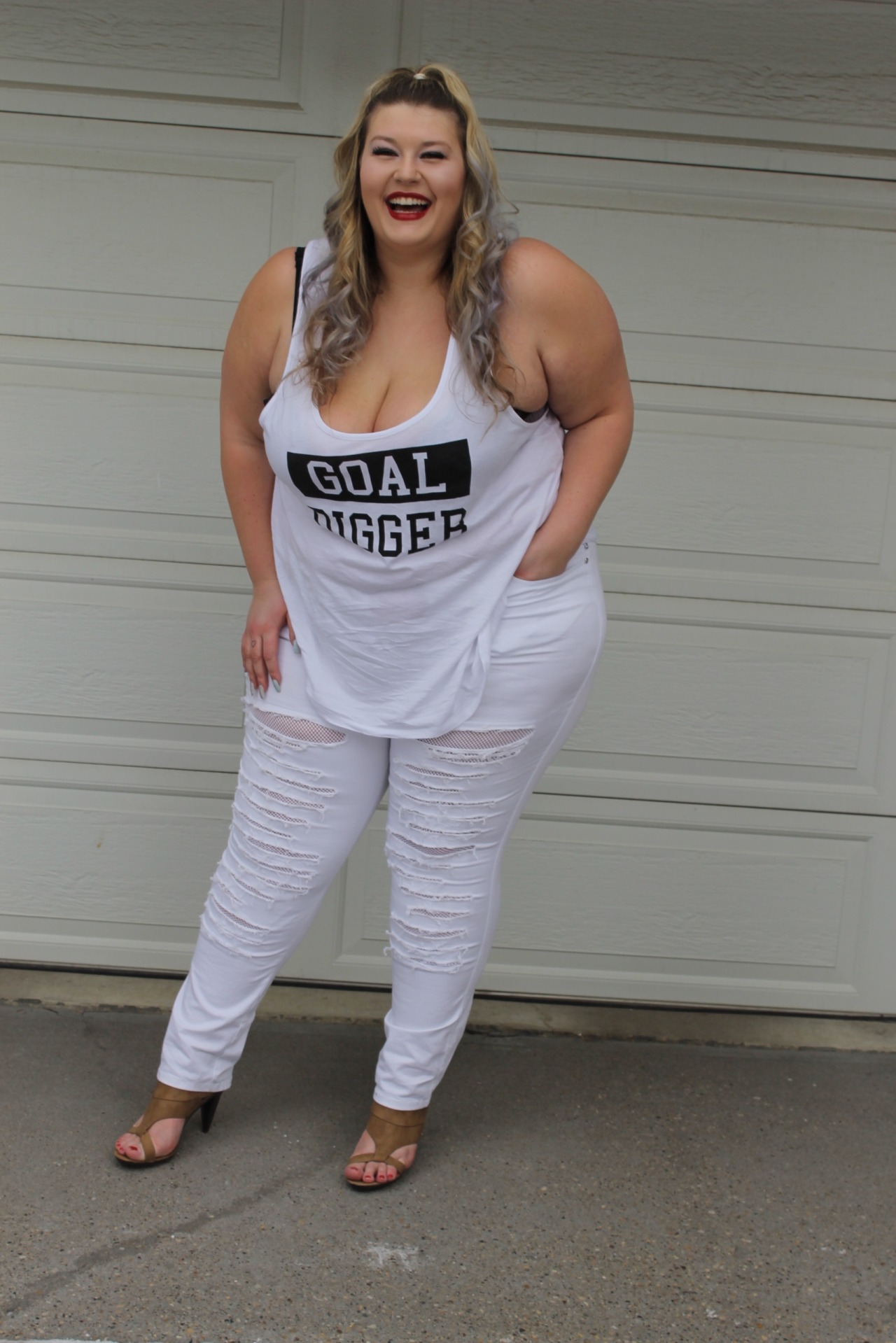 plussizebarbie:  I ain’t sayin she a goal digger 🌟