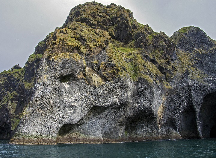 tzke:  sixpenceee:   Natural Rock Formation Looks Like an Elephant Drinking from