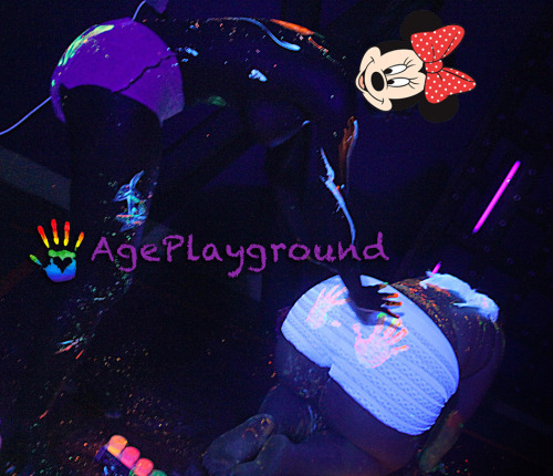 little-bratty-sloth:  ageplayground:  Glow in the dark/ Black-light Twister was EPIC!!!!  Wah!! Where was this??!!