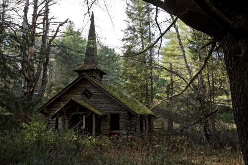 destroyed-and-abandoned:Abandoned church in the woods with a mossy rooftop and steeple. Photo by Robert Wirth. . ethan_kahn:

source #places of worship #abandoned#forest