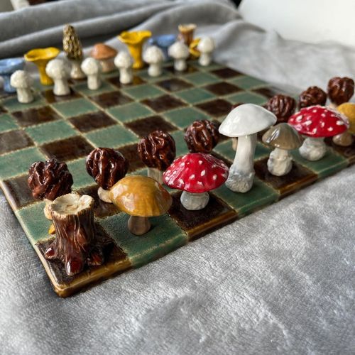 sosuperawesome:Mushroom Chess Set // The Boord Potter