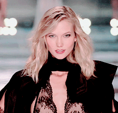 kissesoncheekss:Taylor Swift and Karlie Kloss at the 2014 VSFS
