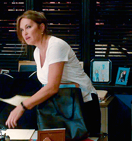 benson-pope:Olivia Benson gets sexier than usual wearing glasses and T-shirt ❤️