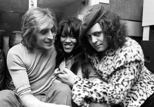 twixnmix:Mick Ronson, Gloria Jones and Marc Bolan share a sofa in the control room at Air Studios in