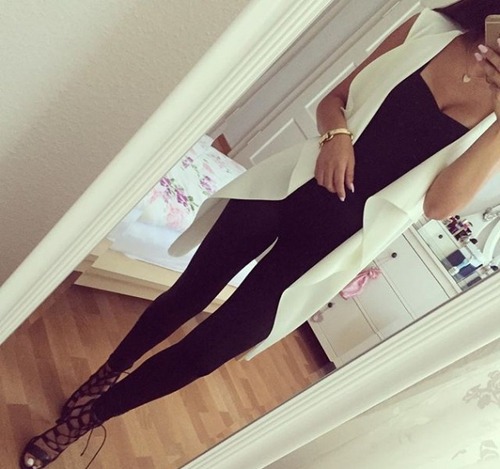 daretobefashionable:black jumpsuit / strappy sandals