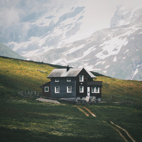 oldfarmhouse:16 years old Amazing photographer “Who wants to live in this tiny house?Raphael Graff