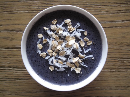 Blueberry coconut smoothie bowl &frac34; cup almond milk2 tbsp coconut milk&frac12; cup frozen blueb