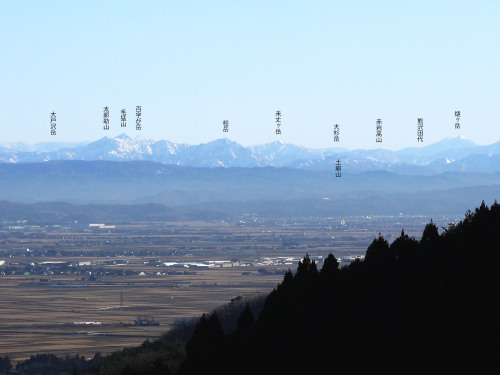 弥彦山より　毛猛山塊，奥只見方面High mountains along the border between Echigo and Tadami, viewed from the northwest