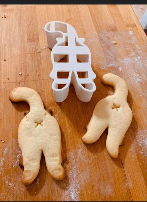 ofcoursethatsathing:  Kitty butt cookie cutter. I laughed too hard at this lol but i secretly want these now 😭😭😭  [ link here…]