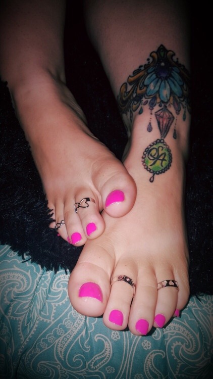 freaky-zoe69:  I would love to cum on your pretty phat toes @lolaspaws
