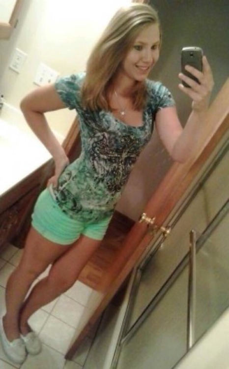 nudewomenweeklyv2:  There’s just something about this girl that’s HOT
