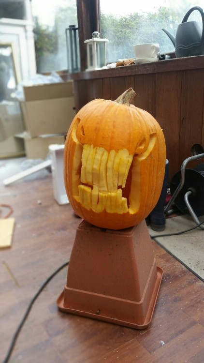 sjiek-de-friemel:Dedan and Zach are finished. I only need to carve Enoch. But his pumpkin is a bit e