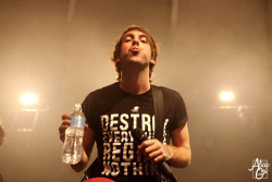 duckfaceforever:  aliciagaiphotography:  Alex Gaskarth - All Time Low Last night Alex came over, looked straight down my lens and spat water at me. I gave him a bit of a WTF face and he pointed and smiled at me and it was a really cool moment. Definitely