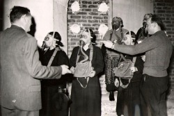 photos-de-france:Les services de la Défense Passive distribuent des masques à gaz, 1936.