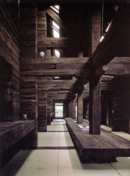 jeroenapers:In 1970 ontwierp de Japanse architect Shin Takasuga een huis midden in het bos op het ei