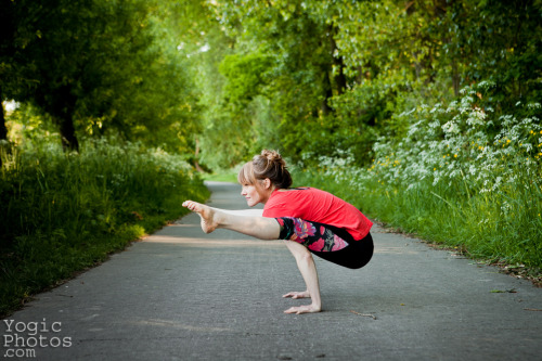 Kat in Zwalm, Belgiumwww.kwalkeryoga.com/Photography by Christine Hewitt © yogicphotos.com