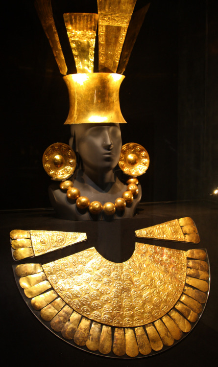 historyarchaeologyartefacts:Gold adornments of the Chimú dated to about 1300 [607x1024]