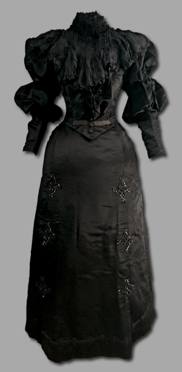 grimwcr:VICTORIAN MOURNING FASHION 1/?