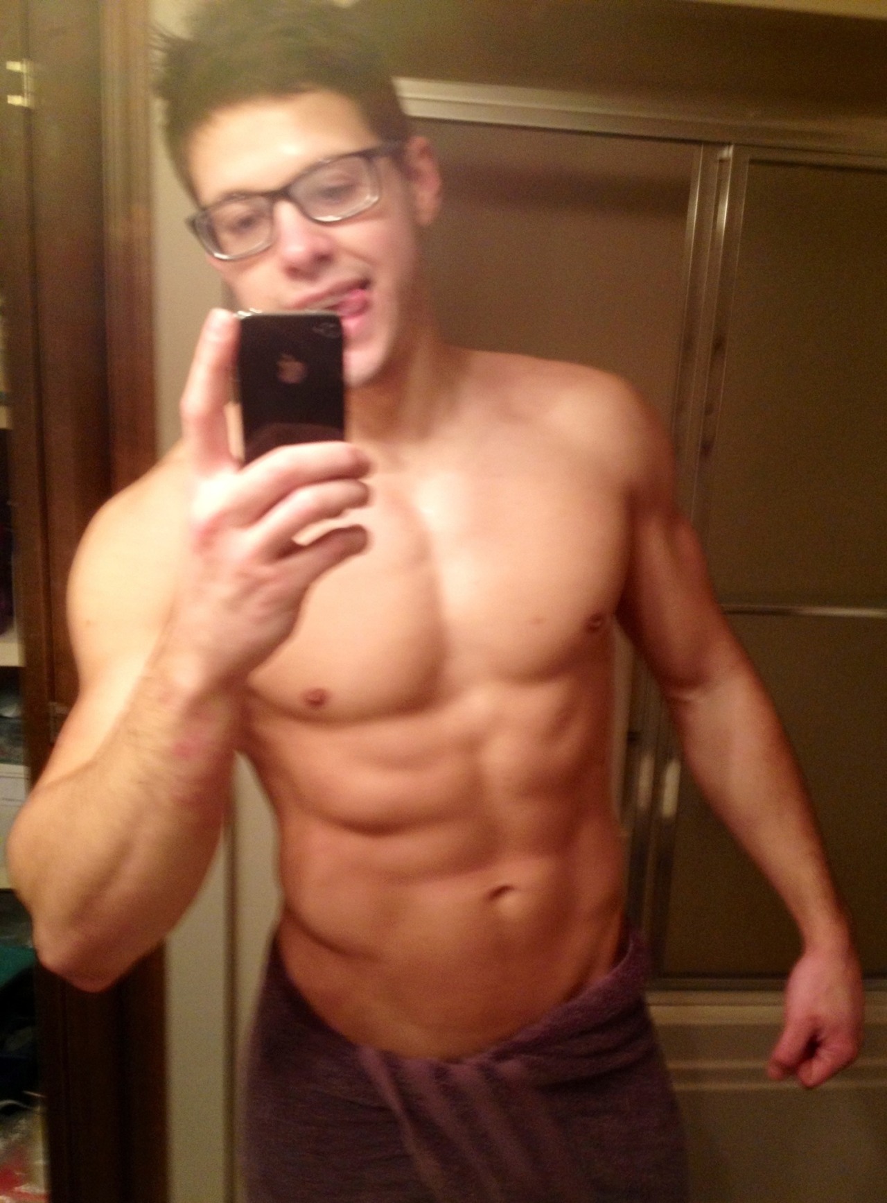 comegitsome:  bro-mo:  instaguys:  Guys with iPhones Source: gwip.me         (via