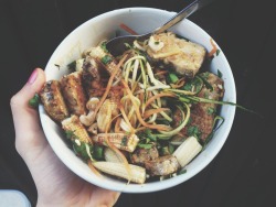 iamnotover:  Raw carrot and zucchini noodles with coconut tempeh, cashews, fresh coriander, baby corn and spring onions, all covered with lime juice and tamari.