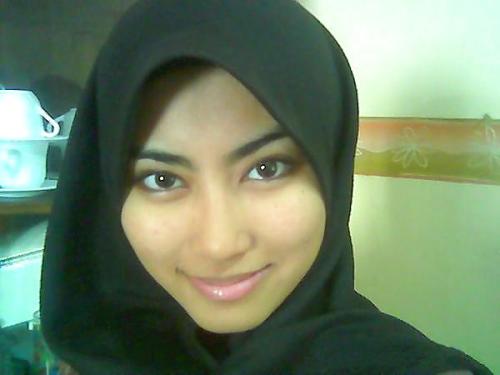 fuckingsexyindians:  Muslim strips naked and spreads her legs to show off her shaved pussy http://fuckingsexyindians.tumblr.com