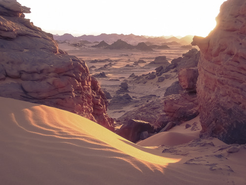 جبال أكاكوس أو تدرارت أكاكوس تقع في جنوب غرب ليبياThe Acacus Mountains or Tadrart Acacus, Located in