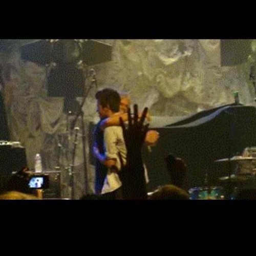 its-allinthe-stars:funaticgirl:(Pic not mine)NATE’S DAD HUGGING NATE ON STAGE.I CAN’T,I&