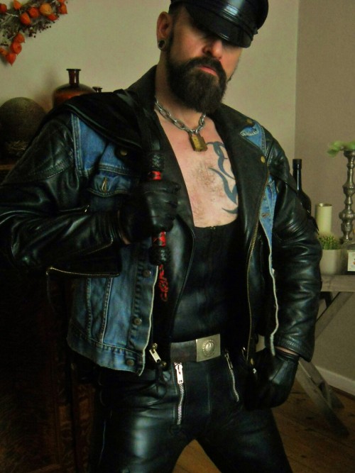 ledersaubln: olbiker: I love my leather! Hot