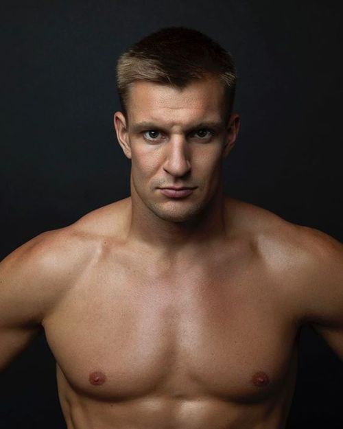 imperial-everything: Rob Gronkowski, shot by Samuel Lathrop 140. Rob Gronkowski - 31.5