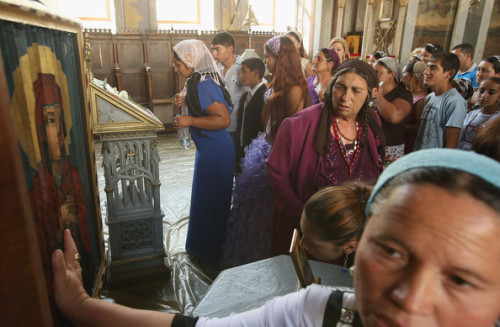 iophiels:“An Orthodox icon showing St. Gregory stands by Kalderash Romani paying tribute and kissing