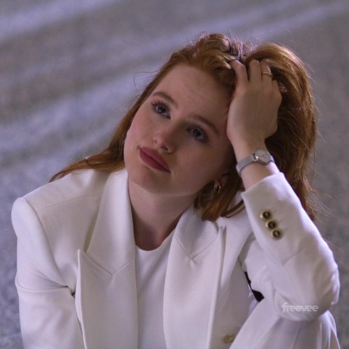 Madelaine Petsch As Georgia In Hotel For The Holidays - Icons