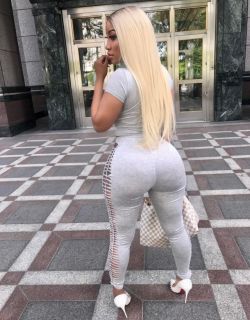 blackprofessionals:    BOOTYFUL VIEW!