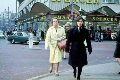 vintageeveryday: 30 fascinating color photographs that capture street scenes of Manchester in the 1960s.