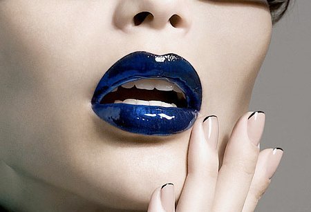 mascarasycaras:  Uhhh, quiero besar esos labios y morderlos….