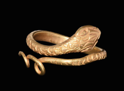 gemma-antiqua:  Ancient Egyptian gold snake ring, dated to the Ptolemaic period, and more specifically to 332-330 BCE. 