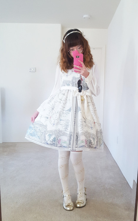 chechecat:  wearing Grimoire White Astronomy OP I wore this to a meet-up at a Harry Potter themed cafe!  It was the perfect occasion to break out my “Harry Potter” glasses lolol there’s also a tiny golden snitch on my waist belt! 