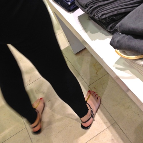 toeman969:  Curvy hot Asian chick’s face, body and sexy feet with red toenails candid at the store.