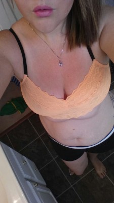 thehornywifenextdoor:  Feeling a little naughty while the hubby is at work. Really wish I had a fuck buddy around the corner to have their way with me. 