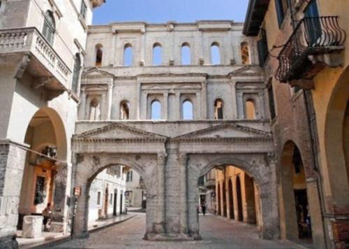 italiaoutdoors:Roman wall in VeronaPlan your adventure in Italy 