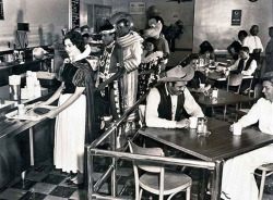 La Cafétéria Des Employés De Disneyland En 1961. Disneyland Backstage.