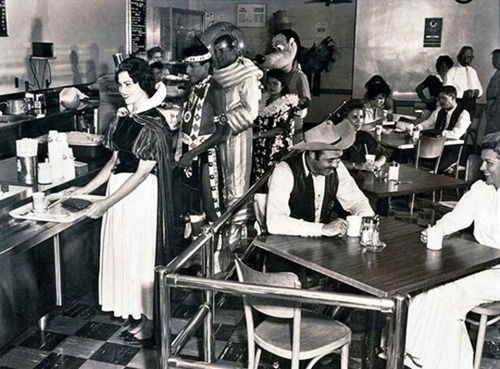 La cafétéria des employés de Disneyland en 1961. Disneyland backstage.