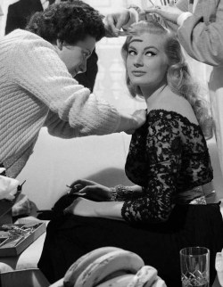 gatabella:Anita Ekberg on the set of La Dolce