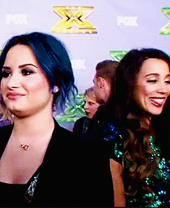 maravilhanaervilha:  Sierra Deaton videobombing Demi Lovato’s interview. 