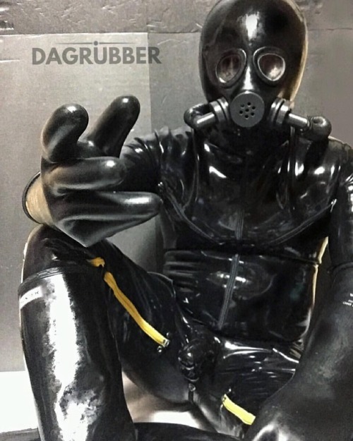 #latexmirrormask#rubberman #heavyrubber #gayrubber#gayrubberfetish#gayrubberman#rubbermask