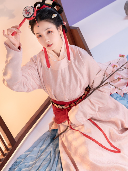 fouryearsofshades:pink: circular collar robe 圆领袍blue: cross-collar long ao  直领大襟长袄skirt: b