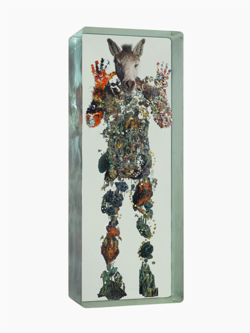 supersonicart:  Dustin Yellin’s Layer by Layer Sculptures. Brooklyn, New York based artist Dustin Yellin compels an intense meticulousness with his layer by layer sculptures which find panels of glass with found objects, paint and photographs arranged